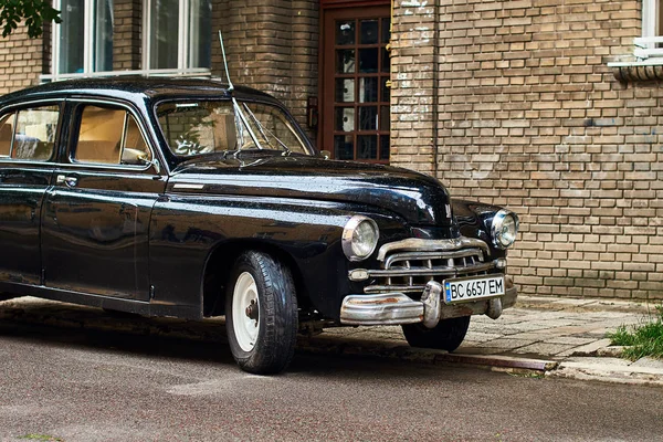 Vintage hitam GAZ-M20 Pobeda mobil dirilis sekitar tahun 1950 di USSR diparkir di jalan — Stok Foto
