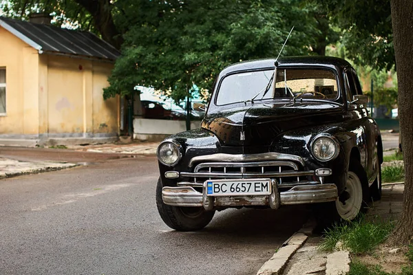 Vintage negro GAZ-M20 Pobeda coche lanzado alrededor de 1950 en la URSS estacionado en la calle — Foto de Stock