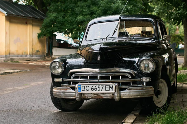 Vintage μαύρο αυτοκίνητο GAZ-M20 Pobeda κυκλοφόρησε περίπου 1950 στην ΕΣΣΔ σταθμευμένο στο δρόμο — Φωτογραφία Αρχείου