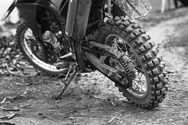 Kirli arazi yolunda park edilmiş motokros yarışmasına katılan off road dağ motosikleti ya da bisikleti