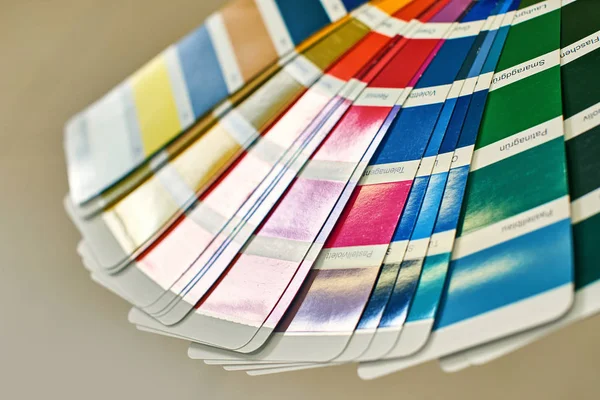 Цветное колесо для выбора тона краски, образцы различных красок — стоковое фото