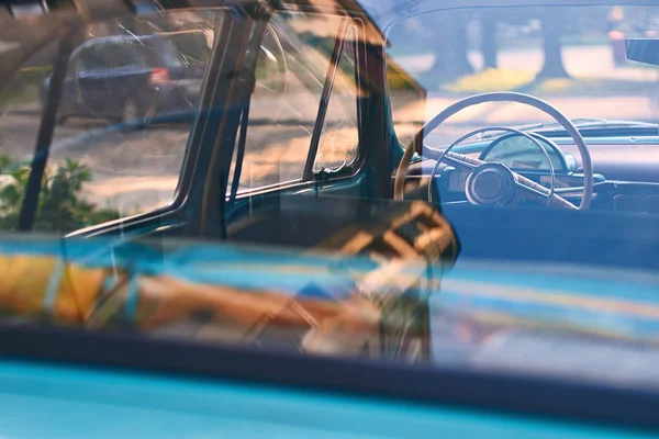 Innenraum eines alten Oldtimers, der bei Sonnenuntergang auf der Abendstraße in ruhiger urbaner Stadtlage geparkt ist — Stockfoto