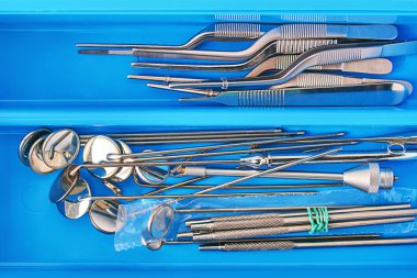 Mavi bir tıbbi kutusunda otorhinolaryngology veya KBB cerrahi aletler
