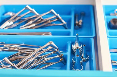 Mavi bir tıbbi kutusunda otorhinolaryngology veya KBB cerrahi aletler
