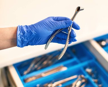 Doktorlar burun bir spekulum KBB muayene için tutan tek kullanımlık nitril tıbbi eldiven El