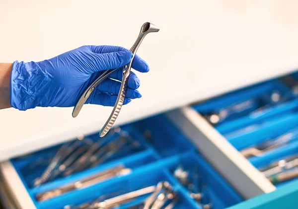 Artsen hand in wegwerp nitril medische handschoenen houden een nasale speculum voor Ent onderzoek — Stockfoto