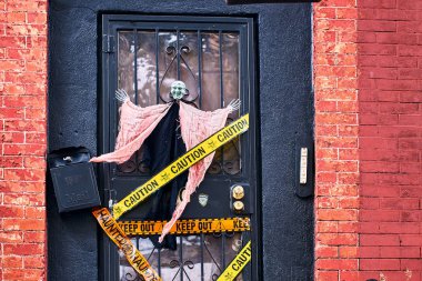 Bir cadı ve dekoratif polis çizgiler ön kapıda bir ev Brooklyn, New York, ABD de dahil olmak üzere Halloween süslemeleri.