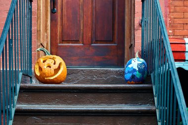 Oyma Halloween pumpkins ya da kapınıza Brooklyn'de jack olantern