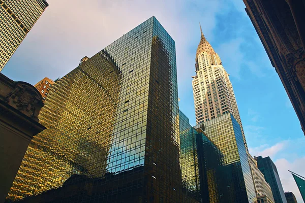 Landmark gökdelen Chrysler Binası ile New York'ta Manhattan şehir merkezinin manzarası