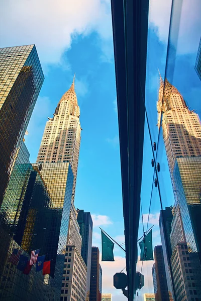 Skyline do centro de Manhattan, em Nova York, com arranha-céus de referência Chrysler Building — Fotografia de Stock