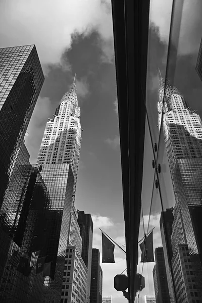 Skyline a midtown Manhattan, New York City, landmark felhőkarcoló Chrysler Building — Stock Fotó