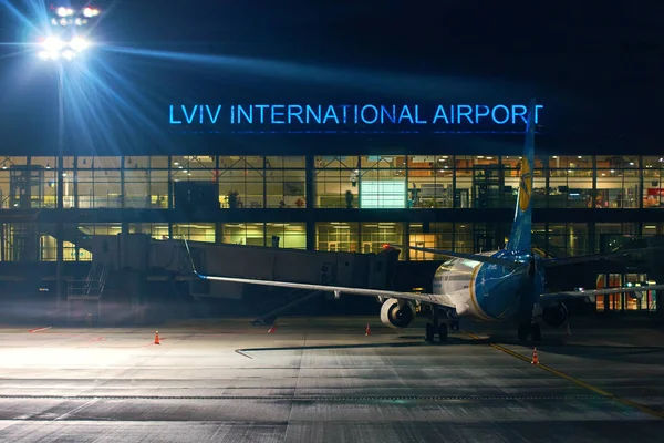 Uçak yolcu Lviv Uluslararası Havaalanı'nda bekleyen Ukrayna Uluslararası havayolu şirketinin