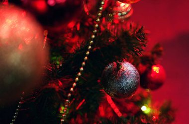 Noel ağacı ve baubles ve diğer süslemeler güzel kırmızı ışık bokeh ve kopya uzayda