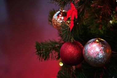 Baubles ve diğer geleneksel ornamnets güzel kırmızı ışık kopya alanı ile süslenmiş Noel ağacı