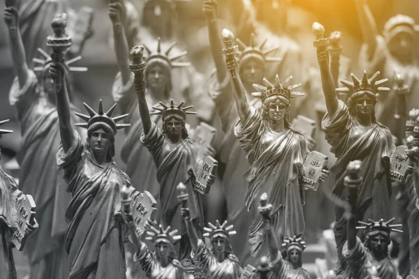 Fila com estátuas genéricas da Estátua da Liberdade vendidas como lembranças em uma loja da NYC - foco seletivo . — Fotografia de Stock