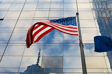 Amerika Birleşik Devletleri'nin New York City'deki gökdelenler önünde bayrağı