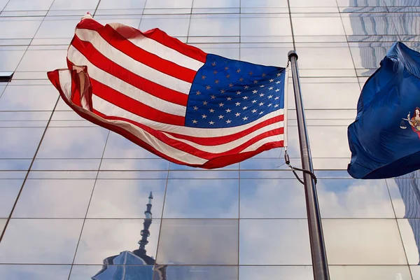 Bandeira dos Estados Unidos em frente aos arranha-céus em Nova York — Fotografia de Stock