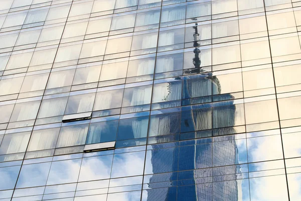 Reflexões e arranha-céus no fundo da cidade de Nova York, Nova York — Fotografia de Stock