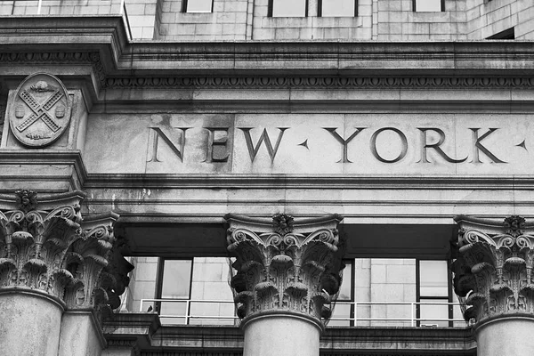 Slovo New York vyryto ve staré fasádě budovy v New Yorku, Usa — Stock fotografie