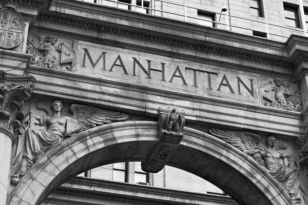 Ordet Manhattan ingraverat på den gamla byggnadens fasaden i Nyc, Usa — Stockfoto