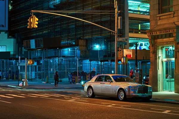 Rolls-Royce Phantom VII, berlina di lusso a grandezza naturale parcheggiata sulla strada notturna di New York — Foto Stock