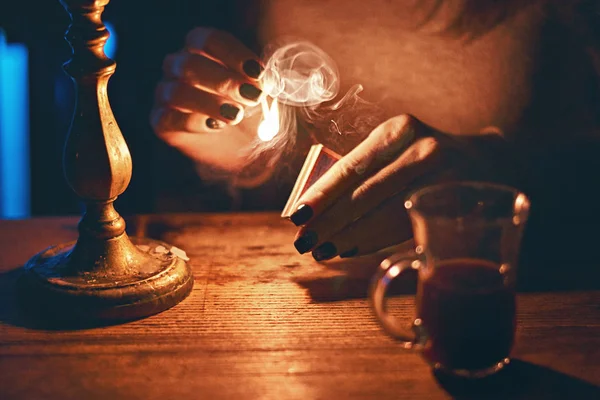 Woman hands igniting a last match from a matchbox — Stock Photo, Image