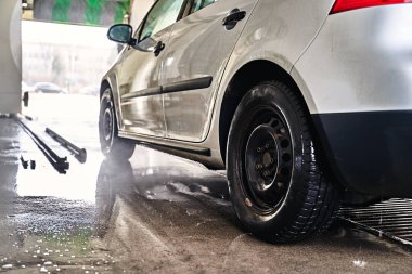 Gümüş arabaya ıslak bir çamaşır servisi temizlenmesi için hazır