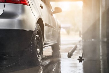 Gümüş arabaya ıslak bir çamaşır servisi temizlenmesi için hazır