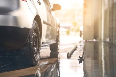 Gümüş arabaya ıslak bir çamaşır servisi temizlenmesi için hazır