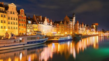 Gdansk liman ve Motlawa Nehri, Polonya Gdansk eski kasaba şehirde bulunan gece görünümü
