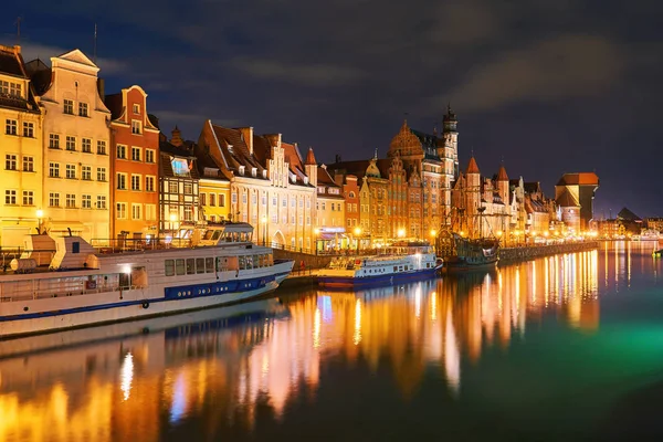 Nachtansicht des Danziger Hafens und des Flusses Motlawa, gelegen in der Altstadt von Danzig, Polen — Stockfoto