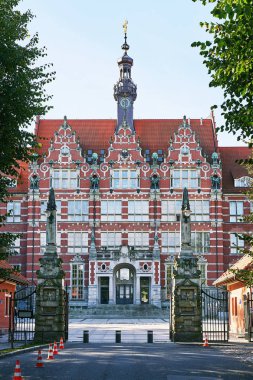 Gdansk University of Technology veya Politechnika Gdanska ana bina giriş Polonya yukarıda amblemi ile