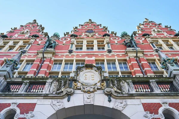 El edificio principal de la Universidad Tecnológica de Gdansk o Politechnika Gdanska con emblema sobre la entrada en Polonia — Foto de Stock
