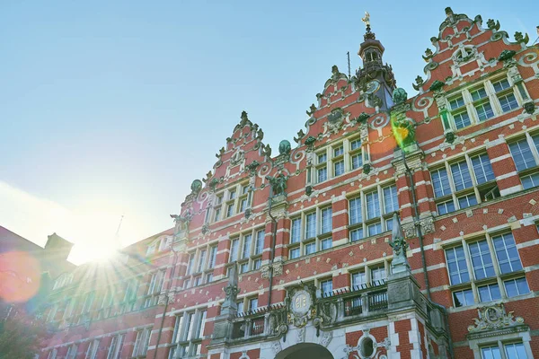 O edifício principal da Universidade de Tecnologia de Gdansk ou Politechnika Gdanska com emblema acima da entrada na Polônia — Fotografia de Stock