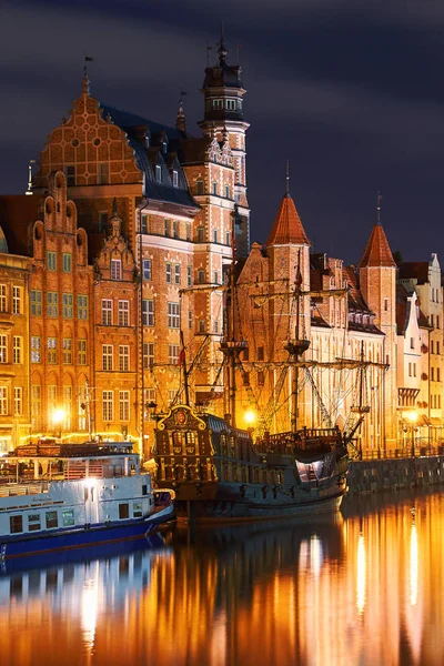 Nachtansicht des Danziger Hafens und des Flusses Motlawa, gelegen in der Altstadt von Danzig, Polen — Stockfoto