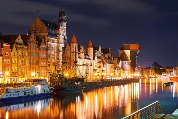 Night view of Gdansk harbor and Motlawa river, located in the Old Town of Gdansk city, Poland — Stock Photo, Image