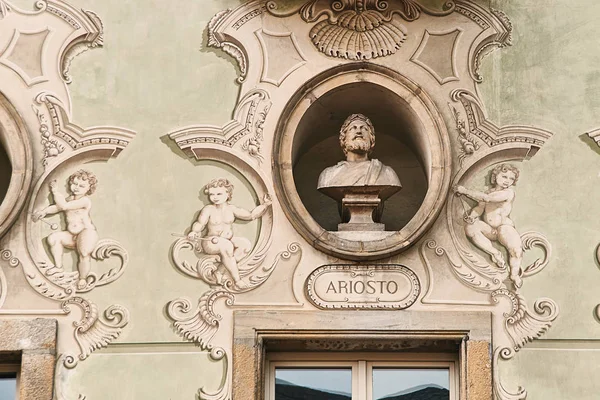 Винтажный скульптурный портрет Людовико Ариосто, известного итальянского поэта, наиболее известного как автор романтического эпоса Орландо Фуриозо 1516 года на фасаде старого здания в Беллинцоне, Швейцария — стоковое фото