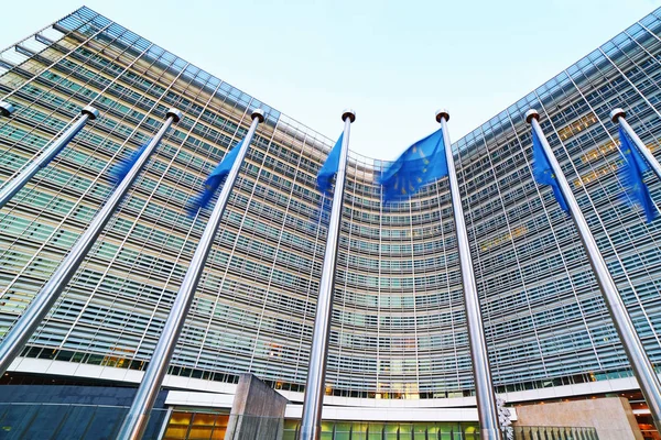 Euroopan unionin liput heiluttavat Berlaymont-rakennuksen edessä, Euroopan komission päämajassa Brysselissä . — kuvapankkivalokuva