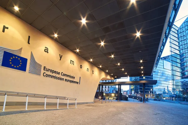 Entrada del edificio Berlaymont, sede de la Comisión Europea con el logotipo de la organización . — Foto de Stock