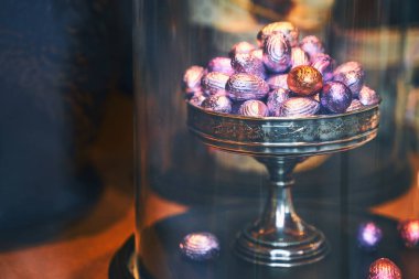 Brüksel, Belçika'da bir şekerleme vitringeleneksel renkli Paskalya çikolata yumurta