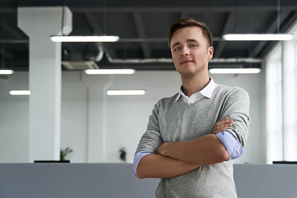 Portret van een knappe jonge man Professional met armen gekruist kijken naar de camera in het kantoor van het IT-bedrijf — Stockfoto