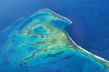 Güzel bir turkuaz mercan resifinin hava manzarası, popüler bir gece ya da Mısır 'da El Gouna ve Hurghada yakınlarında Kızıldeniz' e dalmak için demirleme noktası..