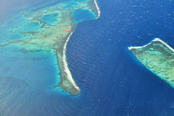 Vista aérea de un hermoso arrecife de coral turquesa, una popular noche o lugar de amarre para el buceo en el Mar Rojo cerca de El Gouna y Hurghada en Egipto. — Foto de Stock