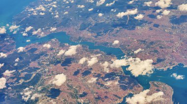 Karadeniz'i Marmara Denizi'ne ve Türkiye'nin İstanbul şehrine bağlayan boğaz yolunun havadan görünümü.