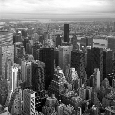 Empire State Binası'nın tepesinden New York Gökdelenleri görünümü. Taranan film fotoğrafı. Taranan siyah beyaz film fotoğrafı. 1960'lardan kalma orta format Slr fotoğraf makinesi ile yakalandı.