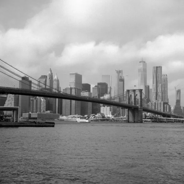 Brooklynský most a výhled na dolní Manhattan. Naskenovaný film. Naskenovaný černobílý film. Zachycený ve středním formátu SLR Camera z šedesátých let. — Stock fotografie