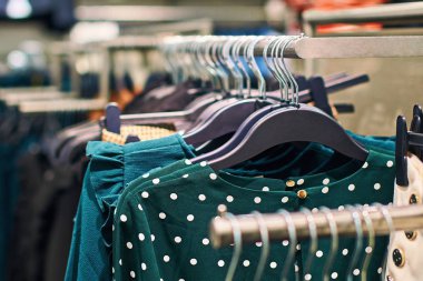 Moda trendi konsepti. Yeşil polka nokta bluz ile giysi mağazası Iç.