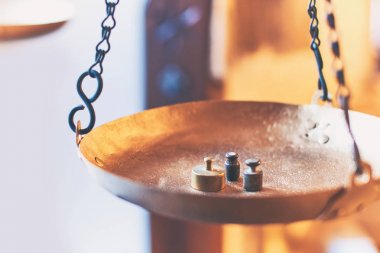 Vintage altın renkli denge terazisi üzerinde küçük ağırlıklar