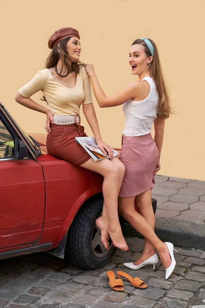 Jóvenes hermosas chicas vestidas en estilo retro vintage disfrutando del viejo estilo de vida de la ciudad europea — Foto de Stock