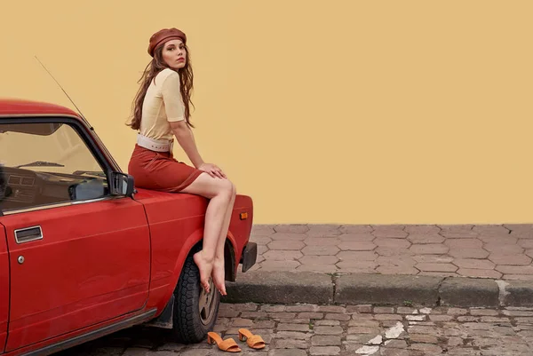 Eski Avrupa şehrinde retro vintage tarzı giymiş genç güzel kız